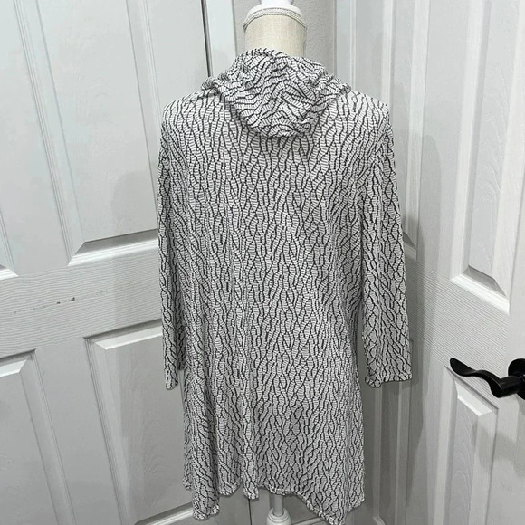 Tianello Cowl neck, shark bite hem, long sleeve tunic with long lines - Picture 7 of 8